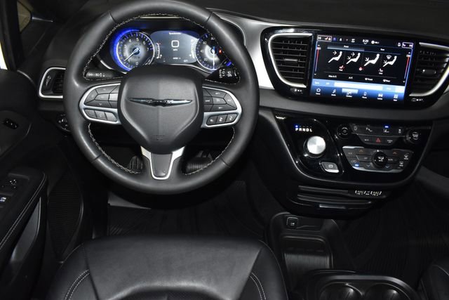 Certified 2025 Chrysler Pacifica Select image 14