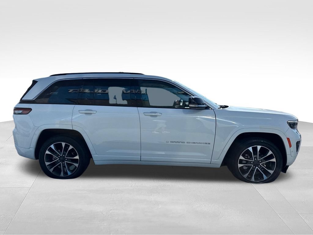 Used 2023 Jeep Grand Cherokee Overland w/ Luxury Tech Group IV AWD/4WD image 12