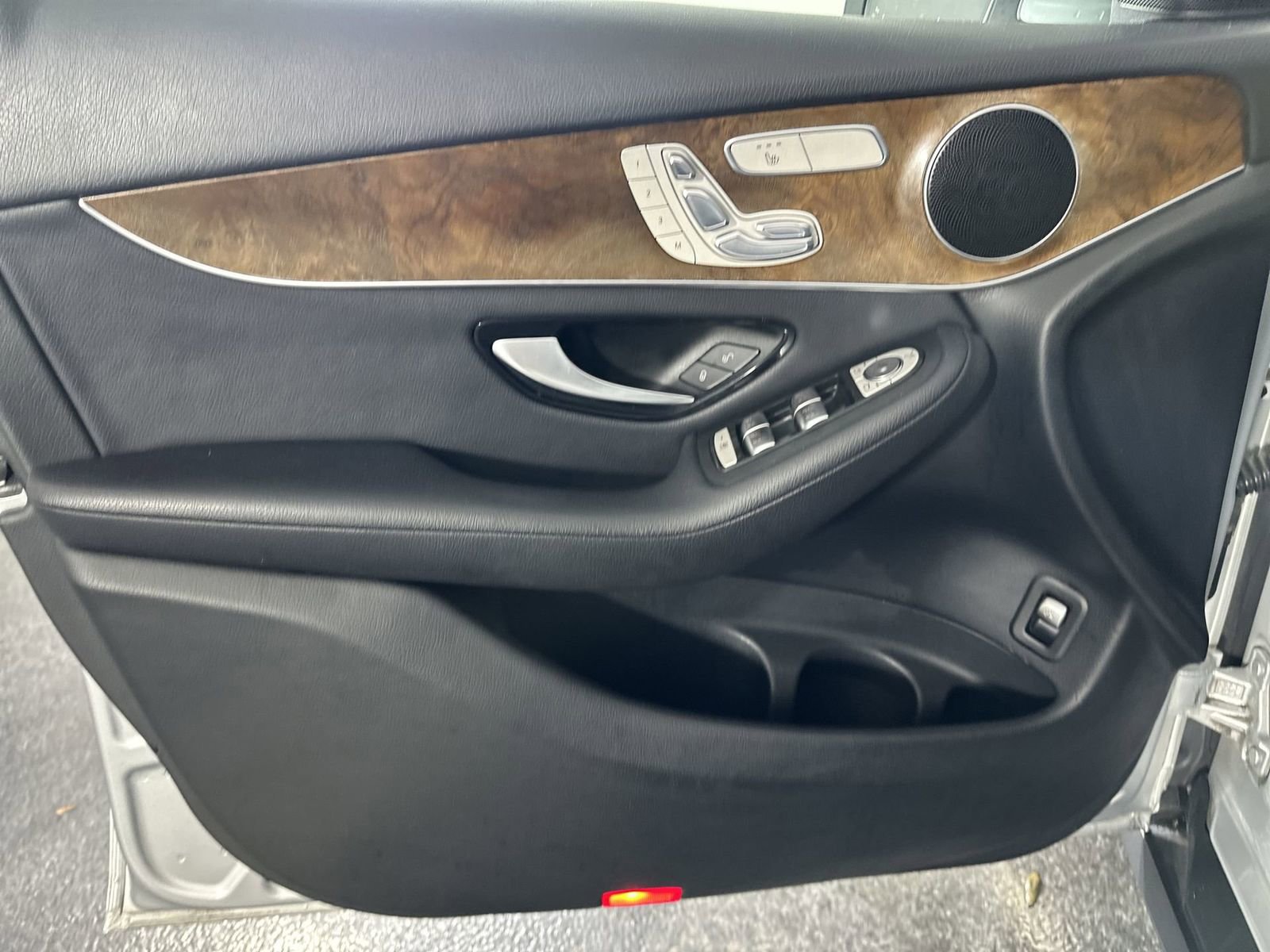 Used 2018 Mercedes-Benz GLC 300 4MATIC w/ Premium Package image 33