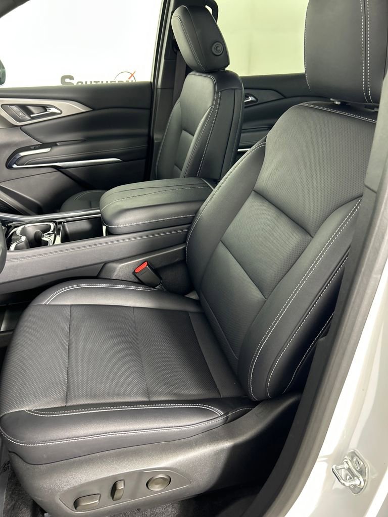 Used 2025 Chevrolet Traverse LT image 14