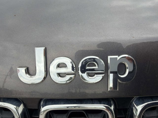 Used 2019 Jeep Grand Cherokee Limited AWD/4WD image 8