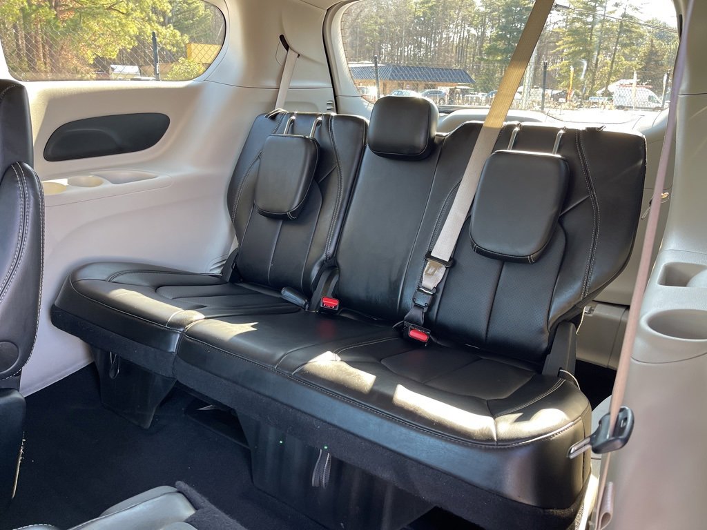 Used 2024 Chrysler Pacifica Touring-L image 21