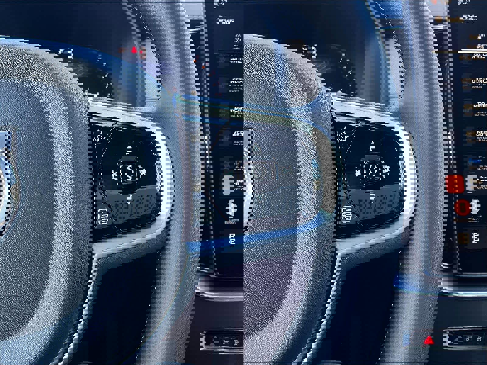 New 2026 Volvo XC90 B6 Plus w/ Protection Package Premier image 18