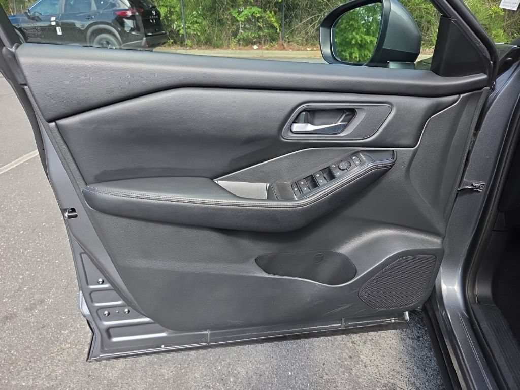 Certified 2025 Nissan Rogue SV FWD image 16