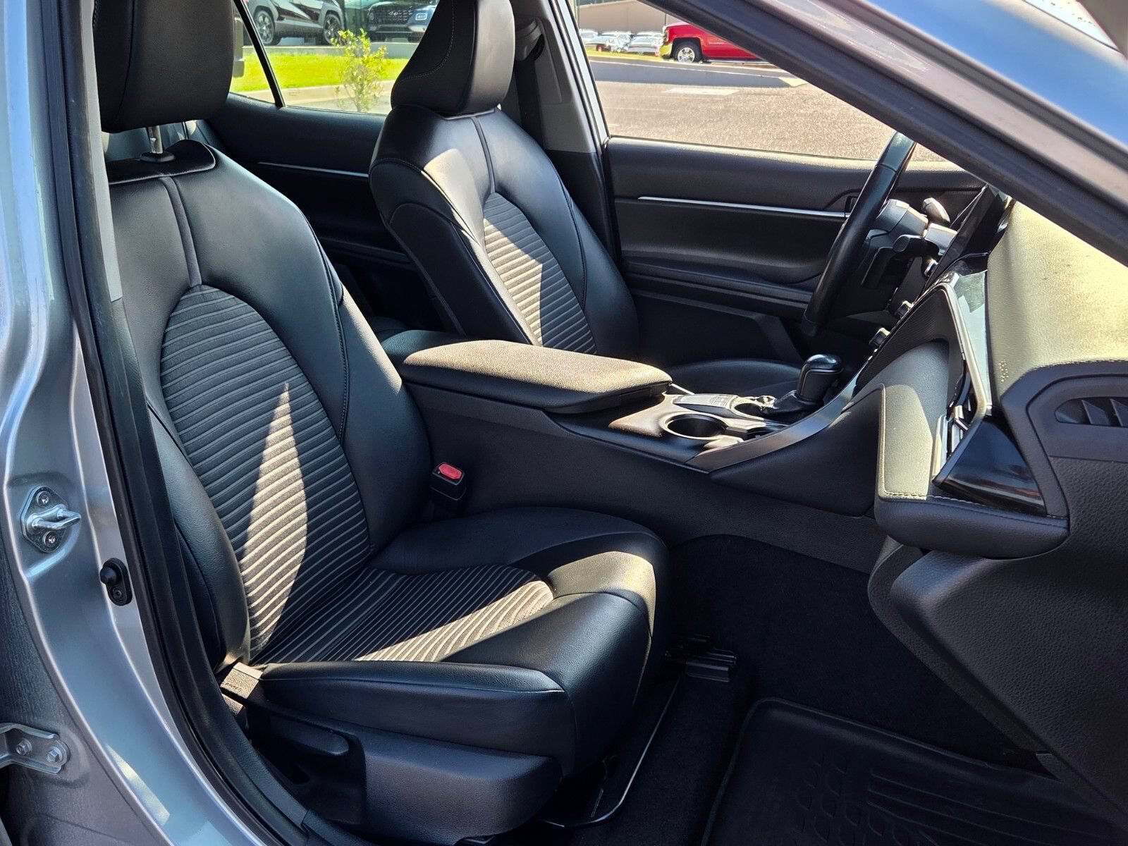 Used 2022 Toyota Camry SE w/ Convenience Package FWD image 16