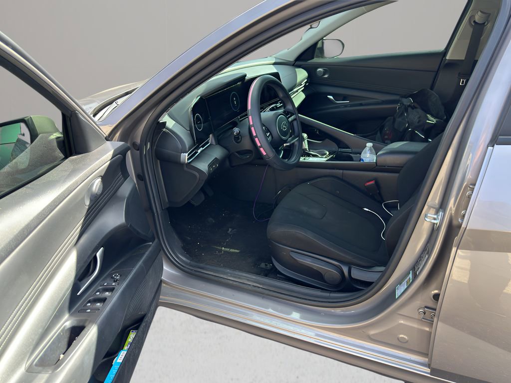Used 2023 Hyundai Elantra SEL w/ Convenience Package image 7