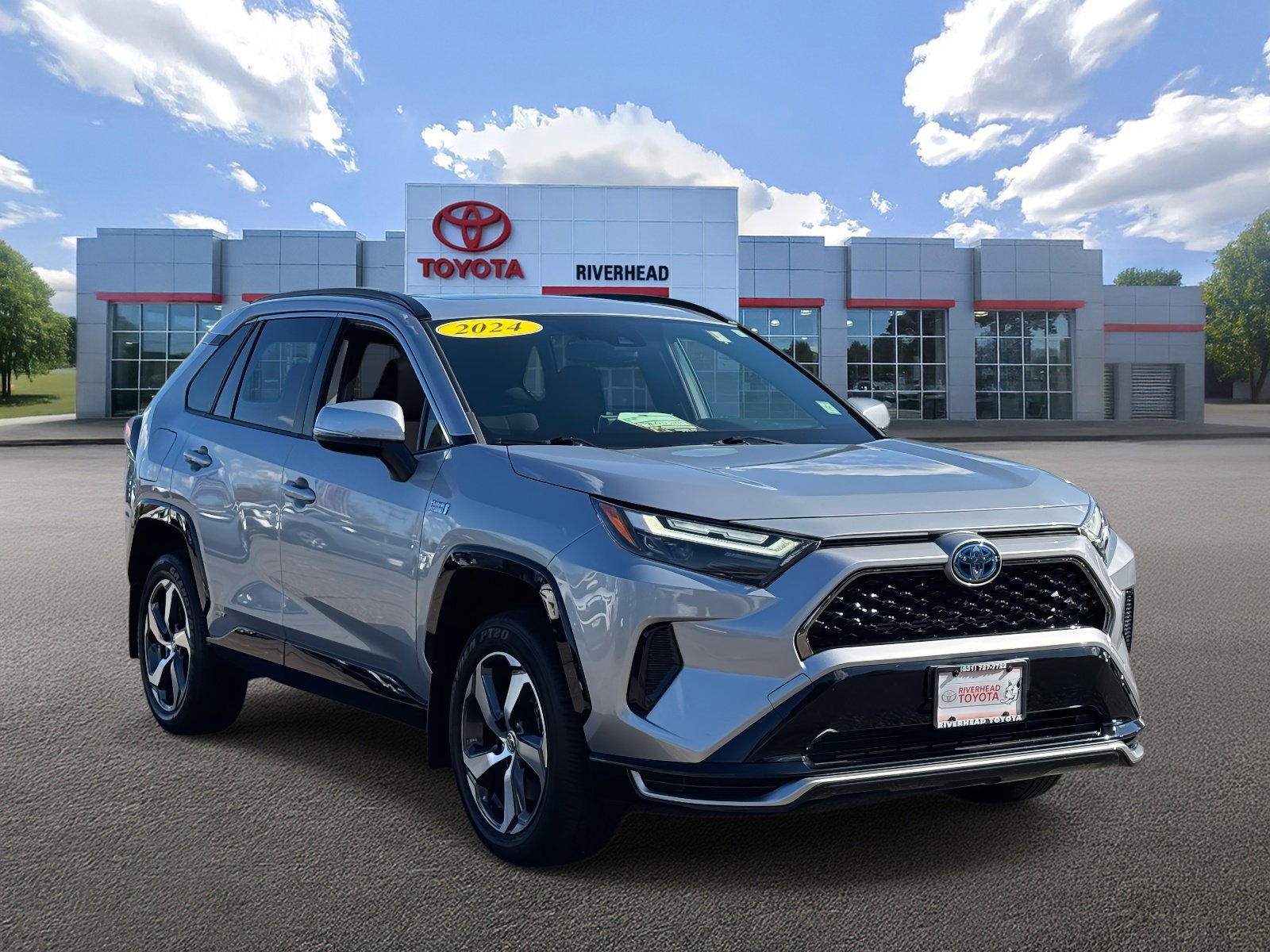 Used 2024 Toyota RAV4 SE w/ Weather & Moonroof Package image 2