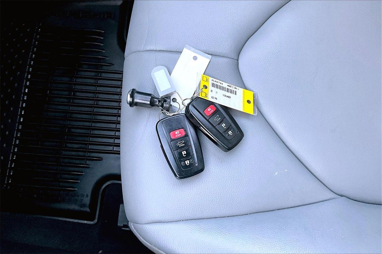 Used 2022 Toyota Highlander XLE image 32