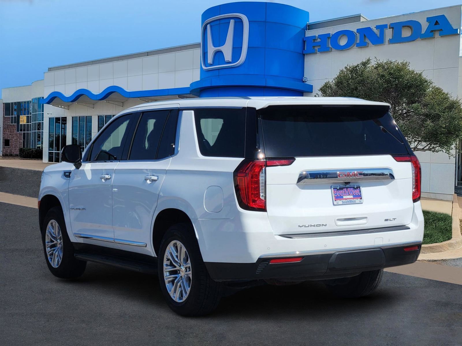 Used 2024 GMC Yukon SLT w/ SLT Premium Package image 4