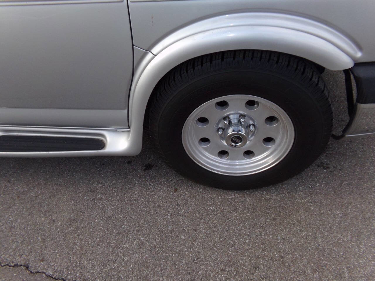 Used 2010 GMC Savana 1500 w/ Preferred Equipment Group image 44