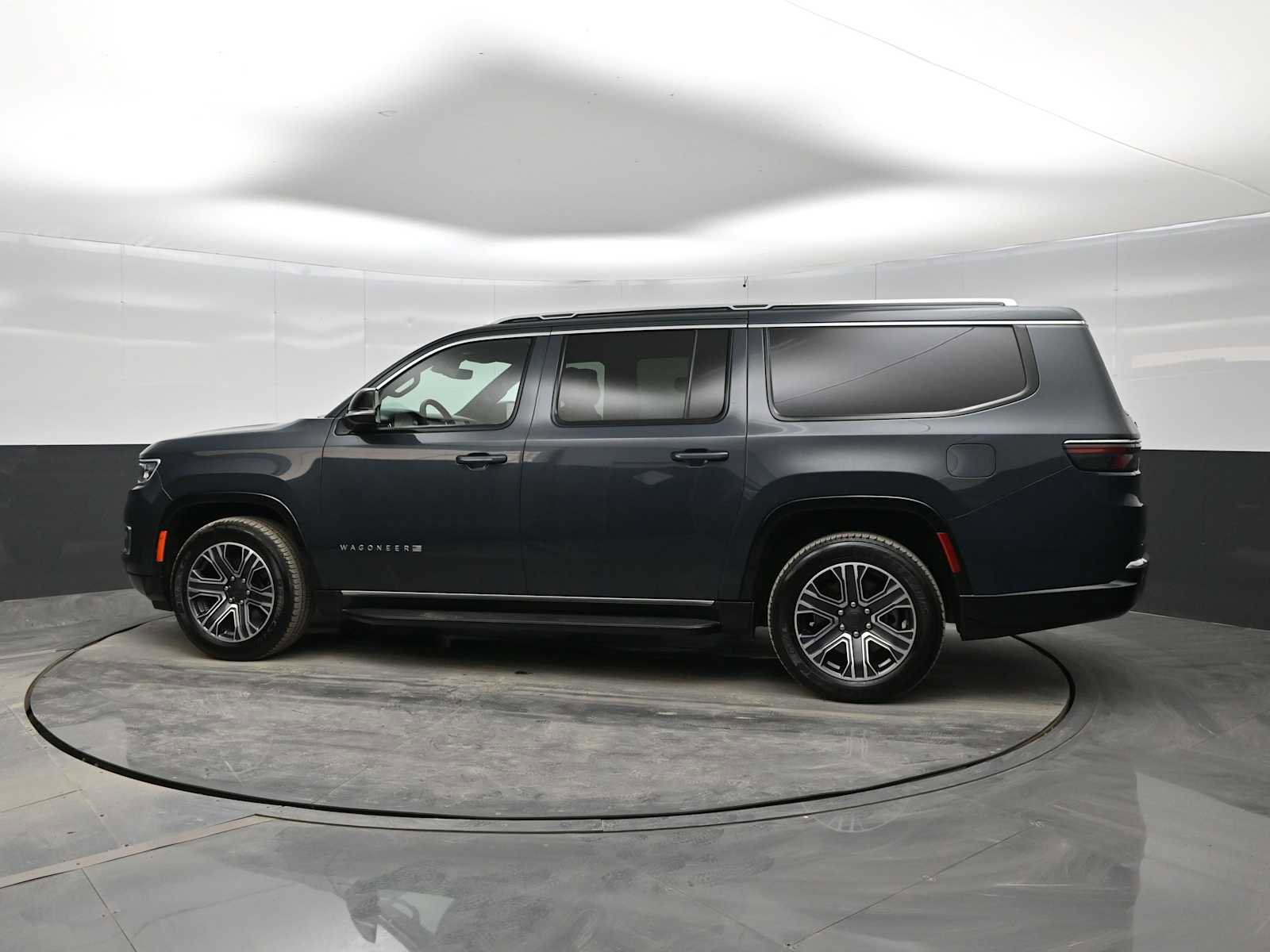 Used 2024 Jeep Wagoneer L Series II w/ Flexible Seating Group image 5