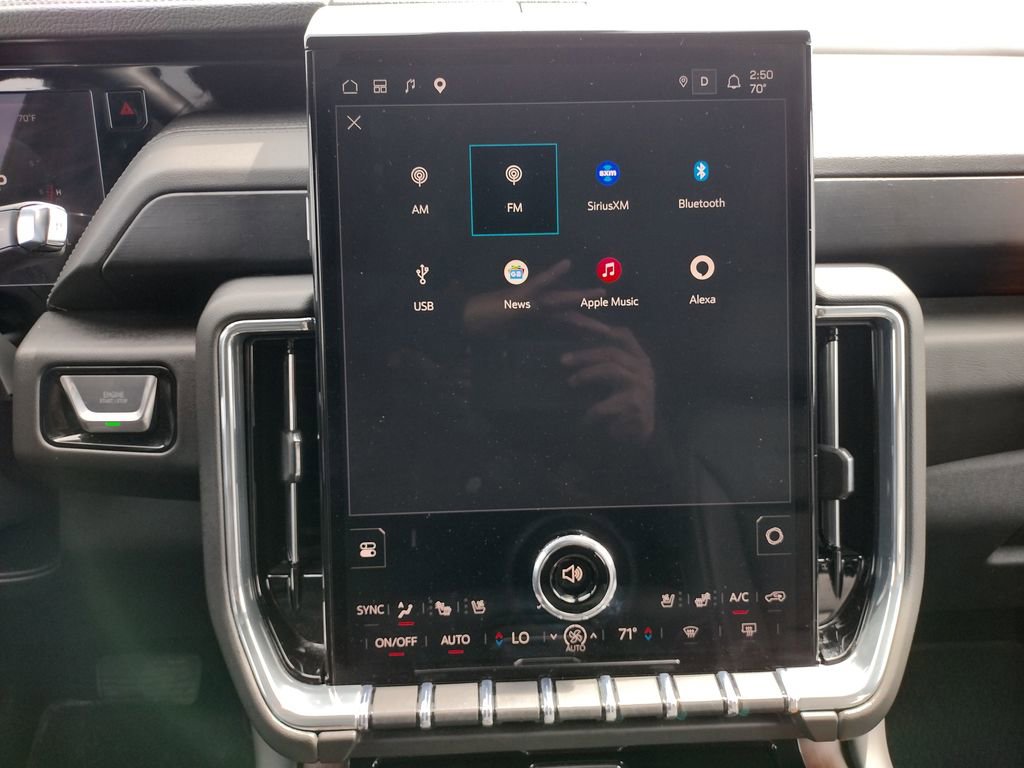 Used 2025 GMC Yukon XL Denali AWD/4WD image 3