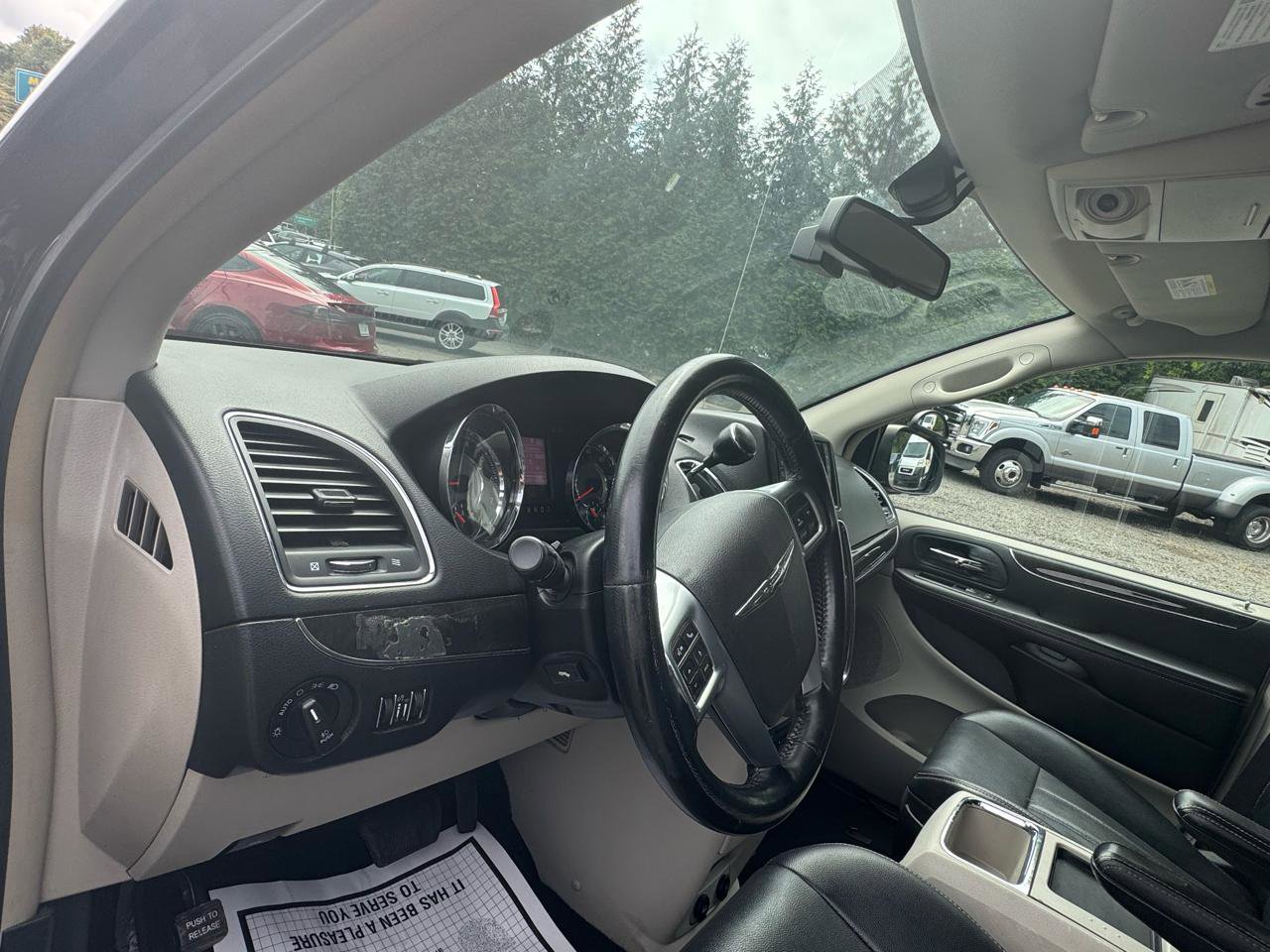 Used 2012 Chrysler Town & Country Touring-L w/ Entertainment Group #2 FWD image 11