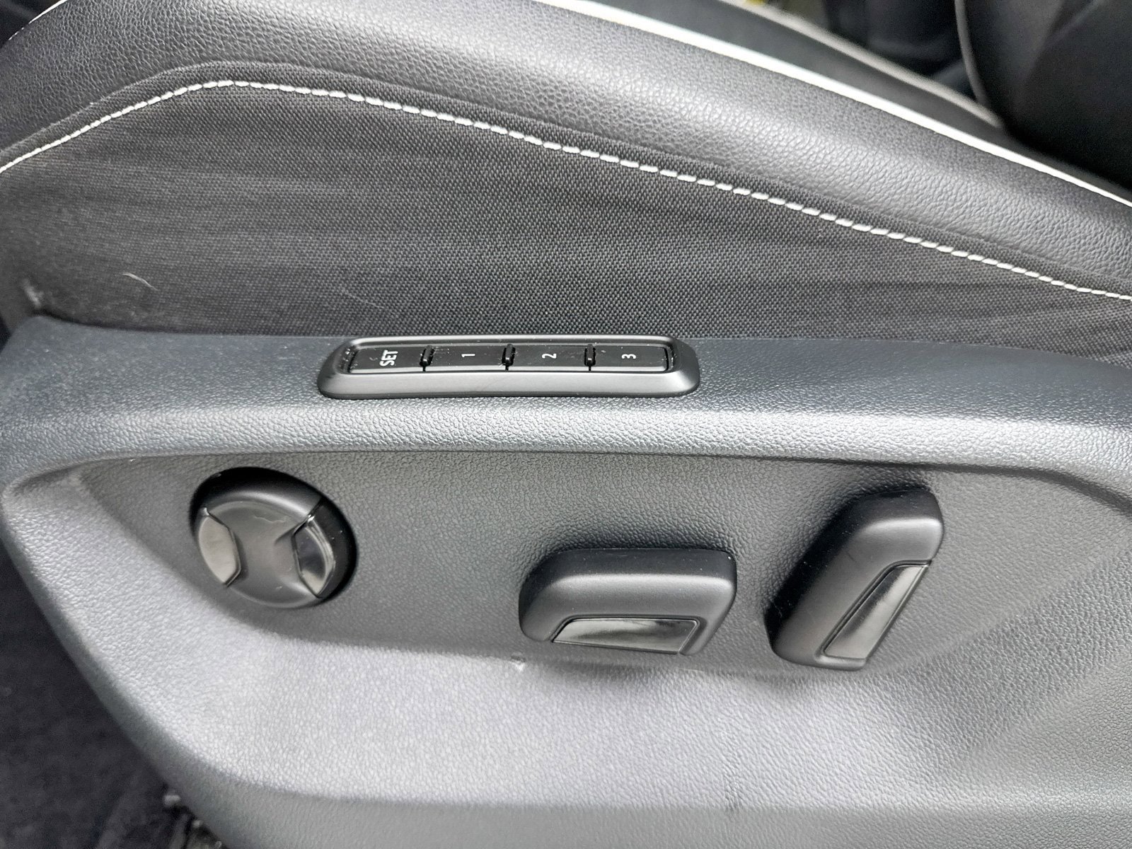 Used 2022 Volkswagen Tiguan SEL R-Line image 33