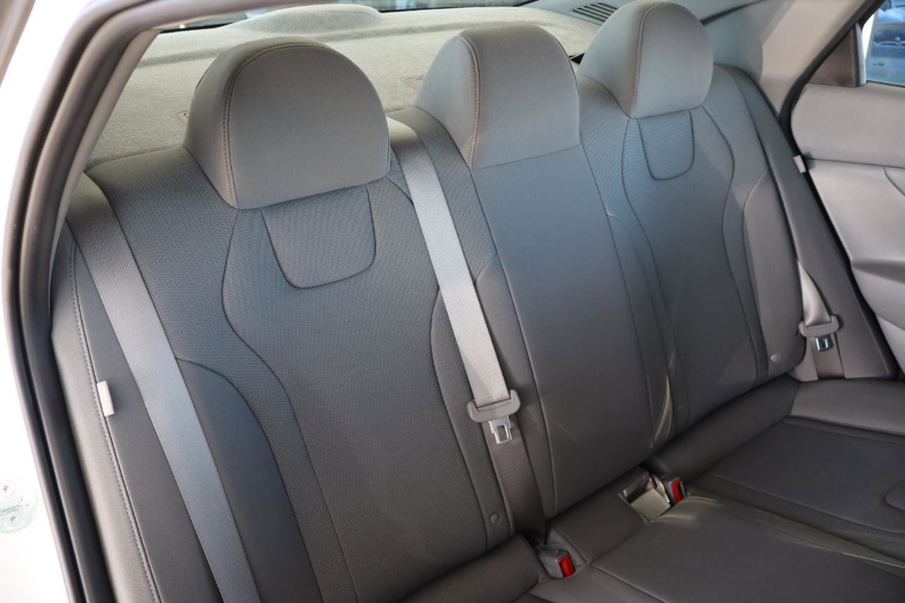 Used 2025 Hyundai Elantra SE image 35