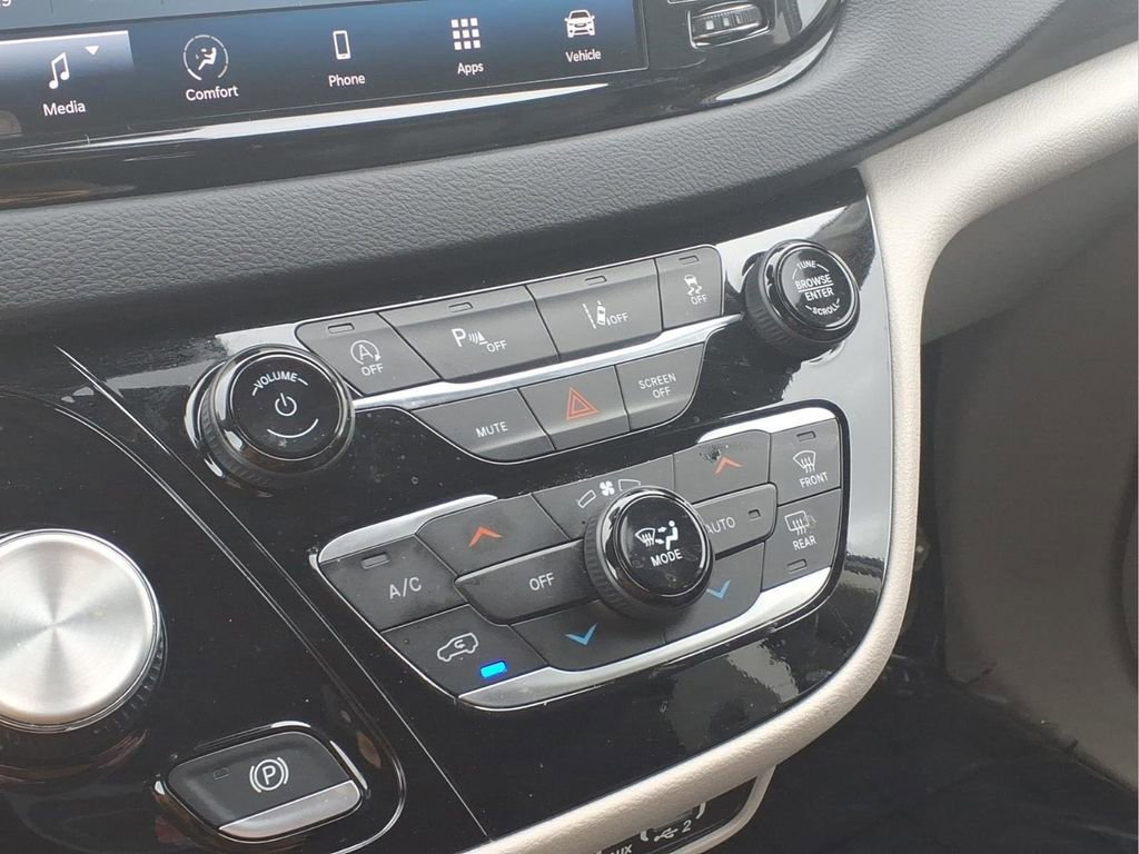 Used 2023 Chrysler Pacifica Touring-L FWD image 9