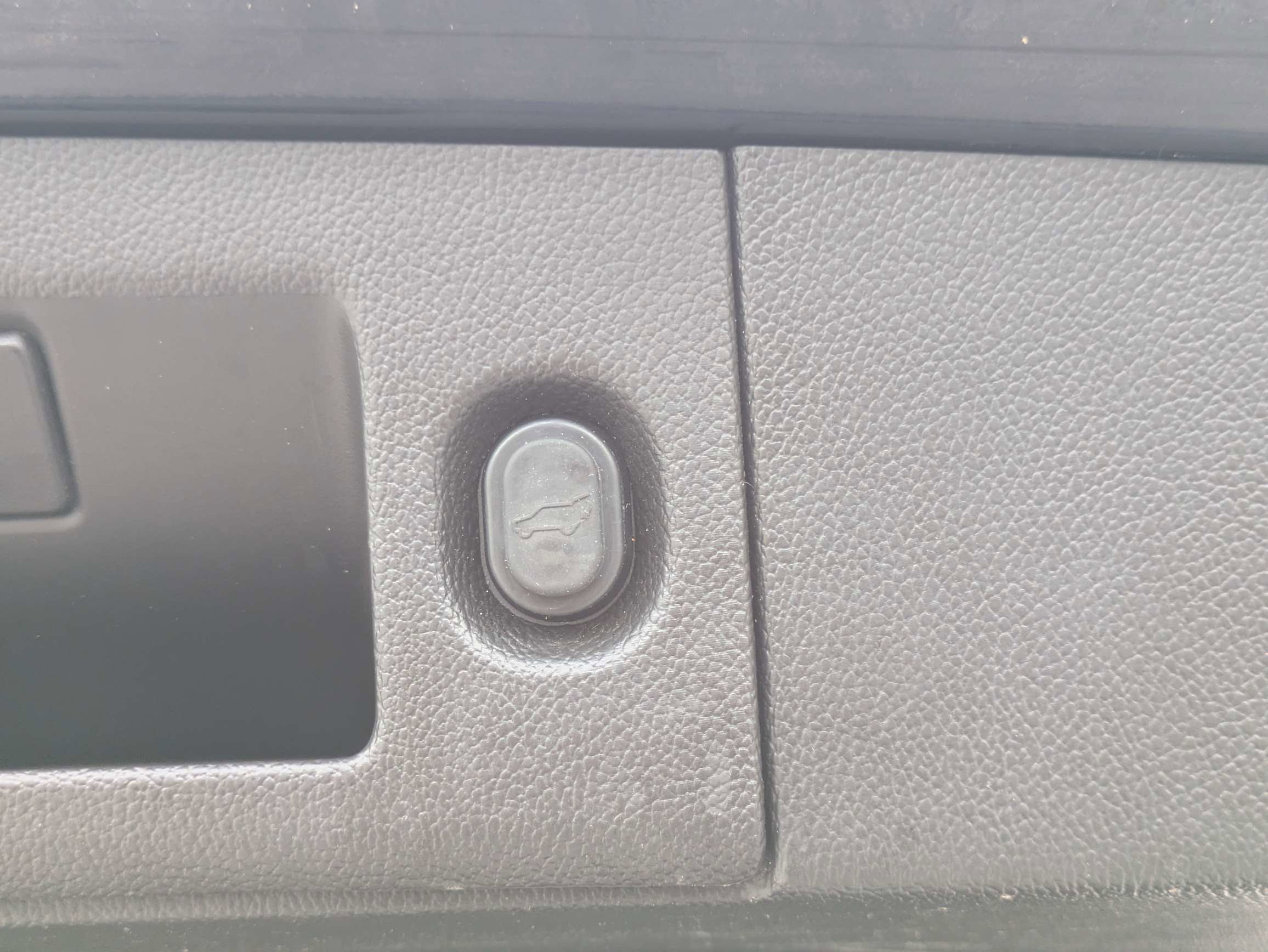 Used 2015 Cadillac Escalade Luxury RWD image 14