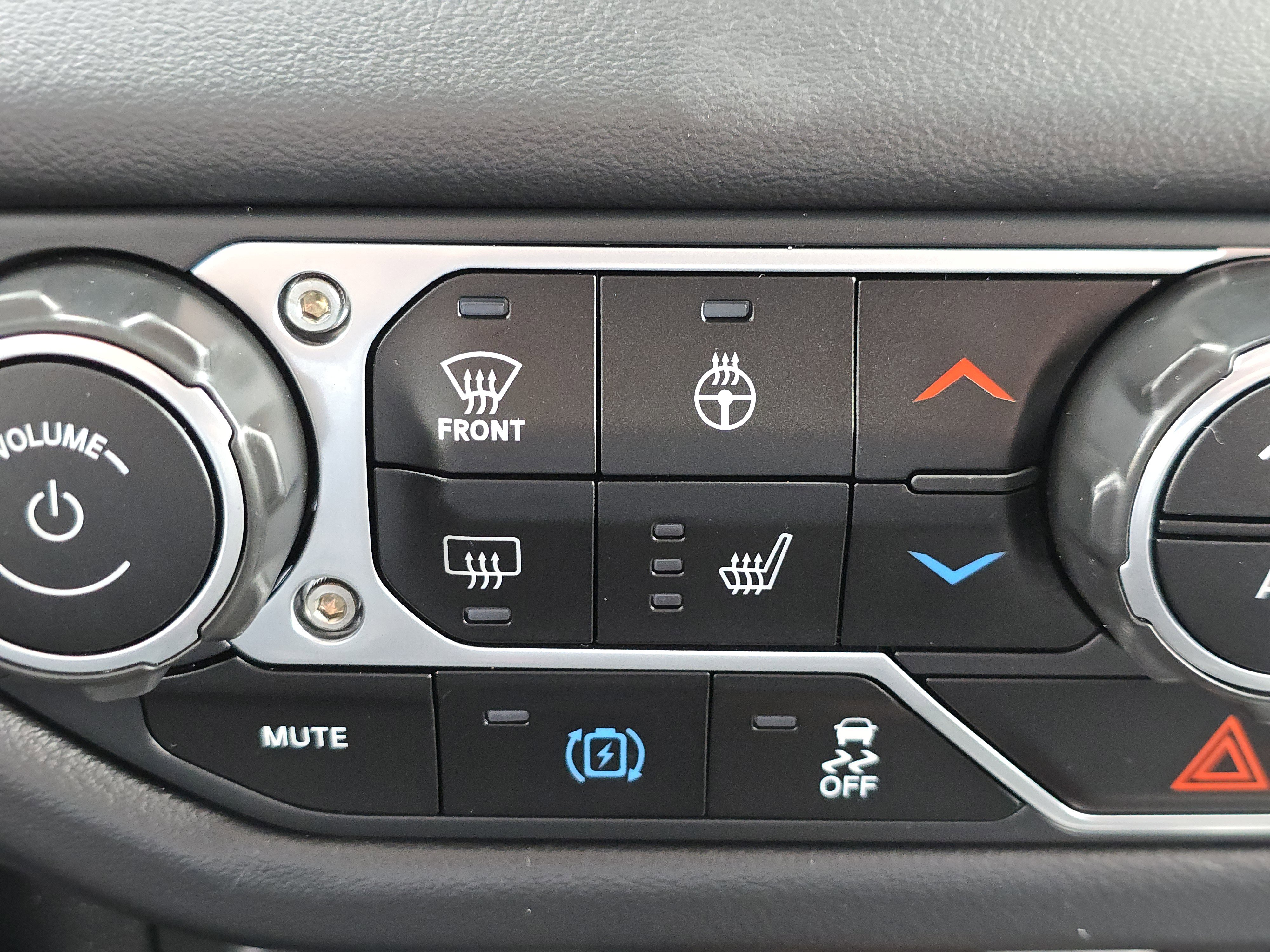 Used 2025 Jeep Wrangler Sahara image 9