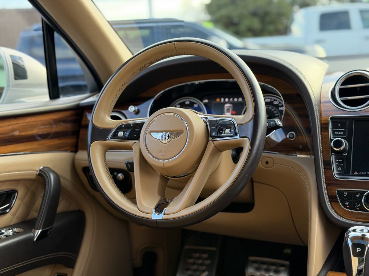 Used 2018 Bentley Bentayga image 47
