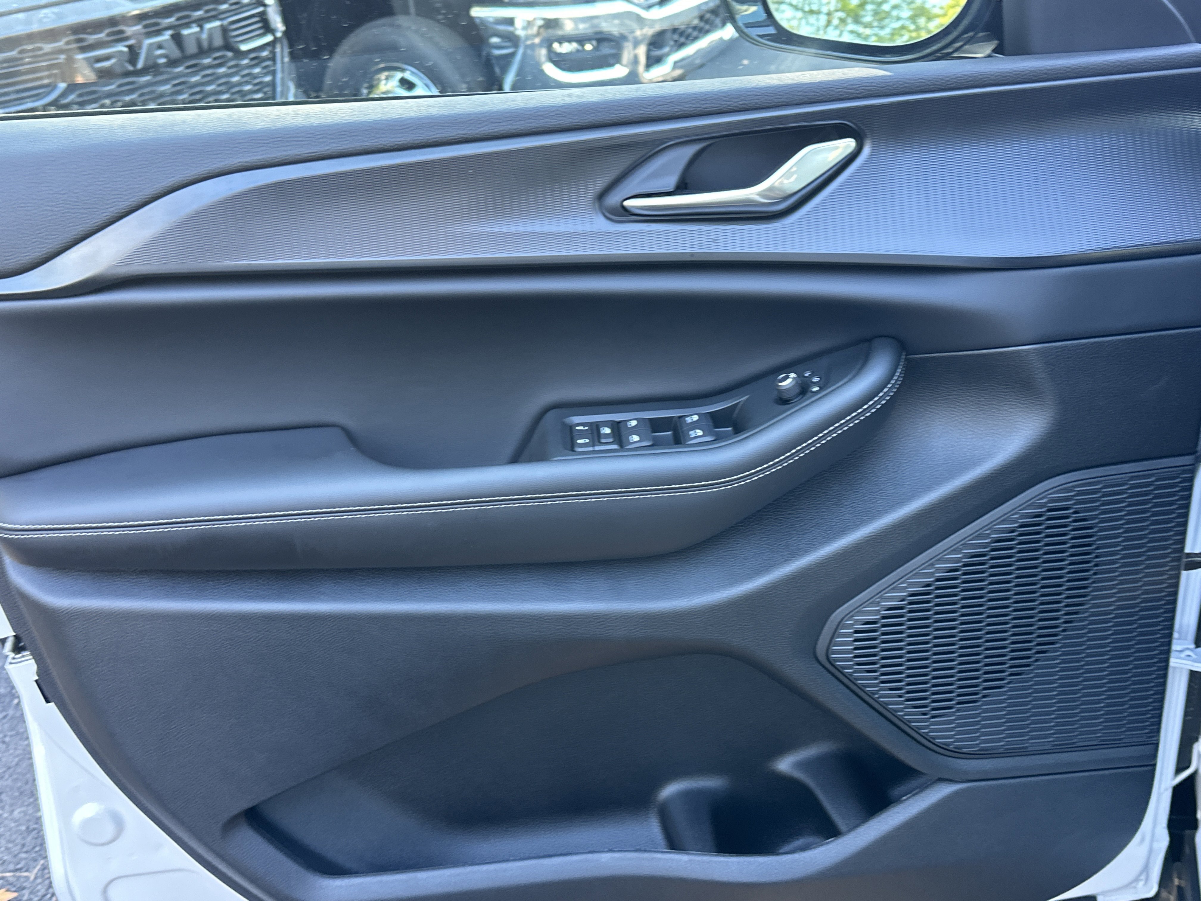 New 2025 Jeep Grand Cherokee Altitude image 28