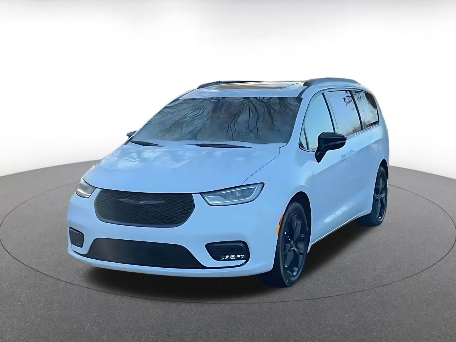 Used 2025 Chrysler Pacifica Limited image 7