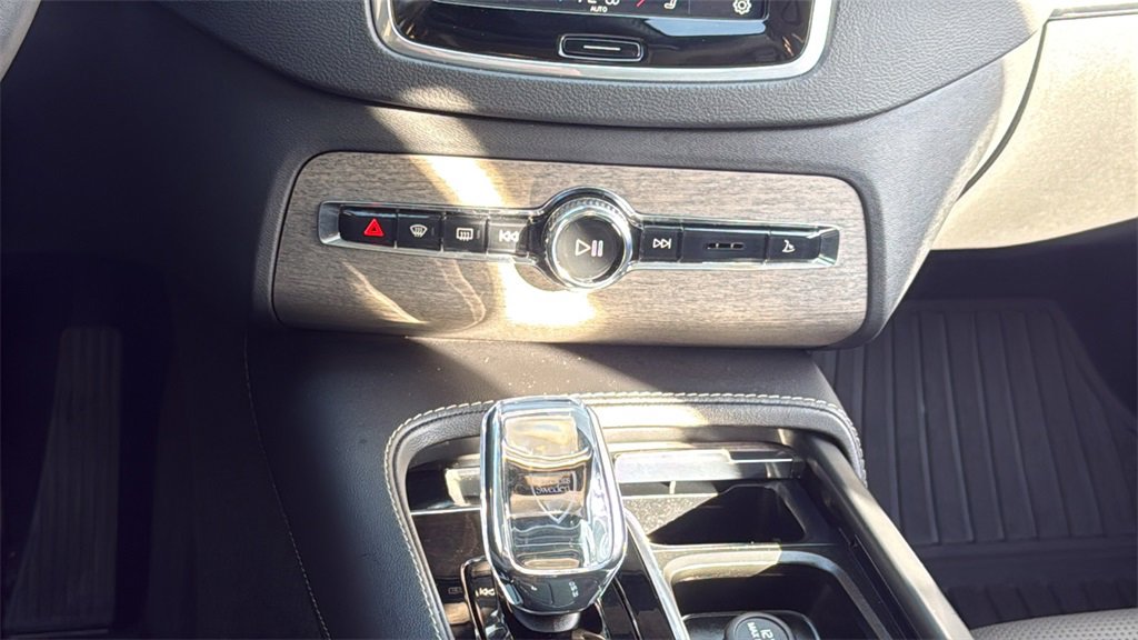 Certified 2024 Volvo XC90 T8 Ultimate w/ Protection Package image 13