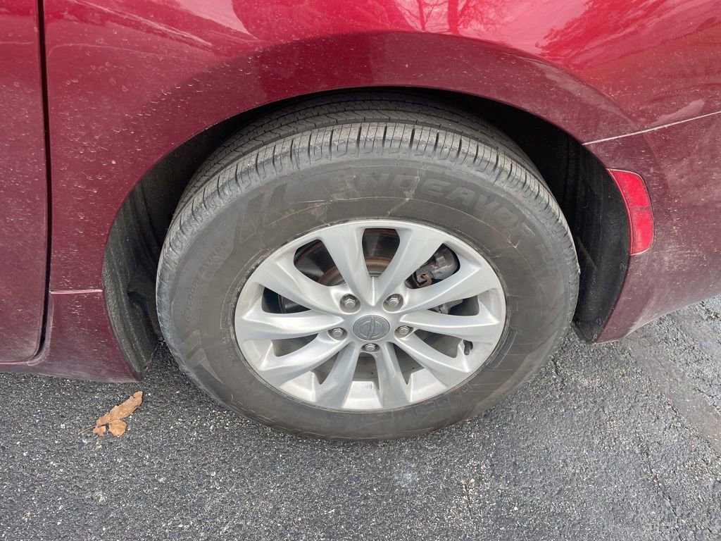 Used 2017 Chrysler Pacifica Touring w/ Tire & Wheel Group image 13