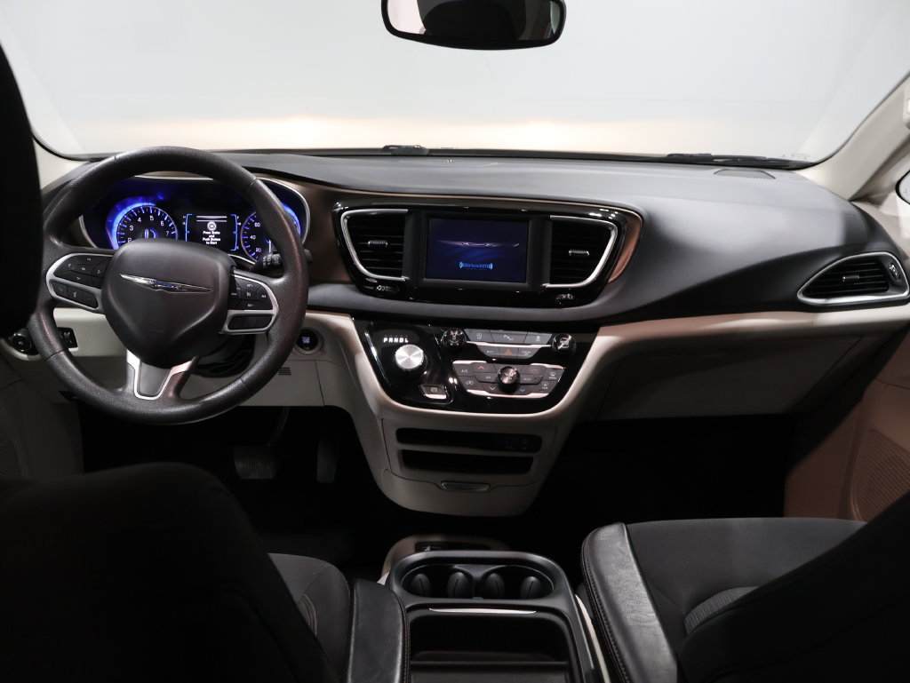 Used 2018 Chrysler Pacifica Touring Plus FWD image 17