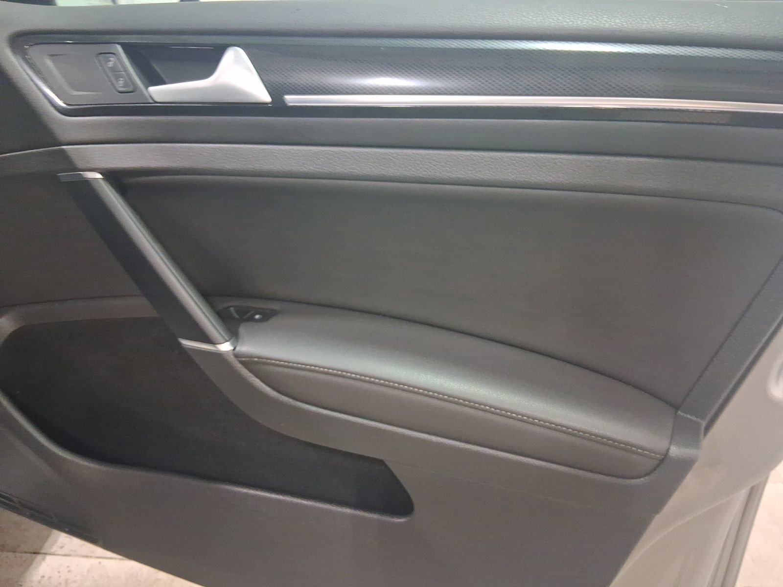 Used 2015 Volkswagen Golf 4-Door image 18