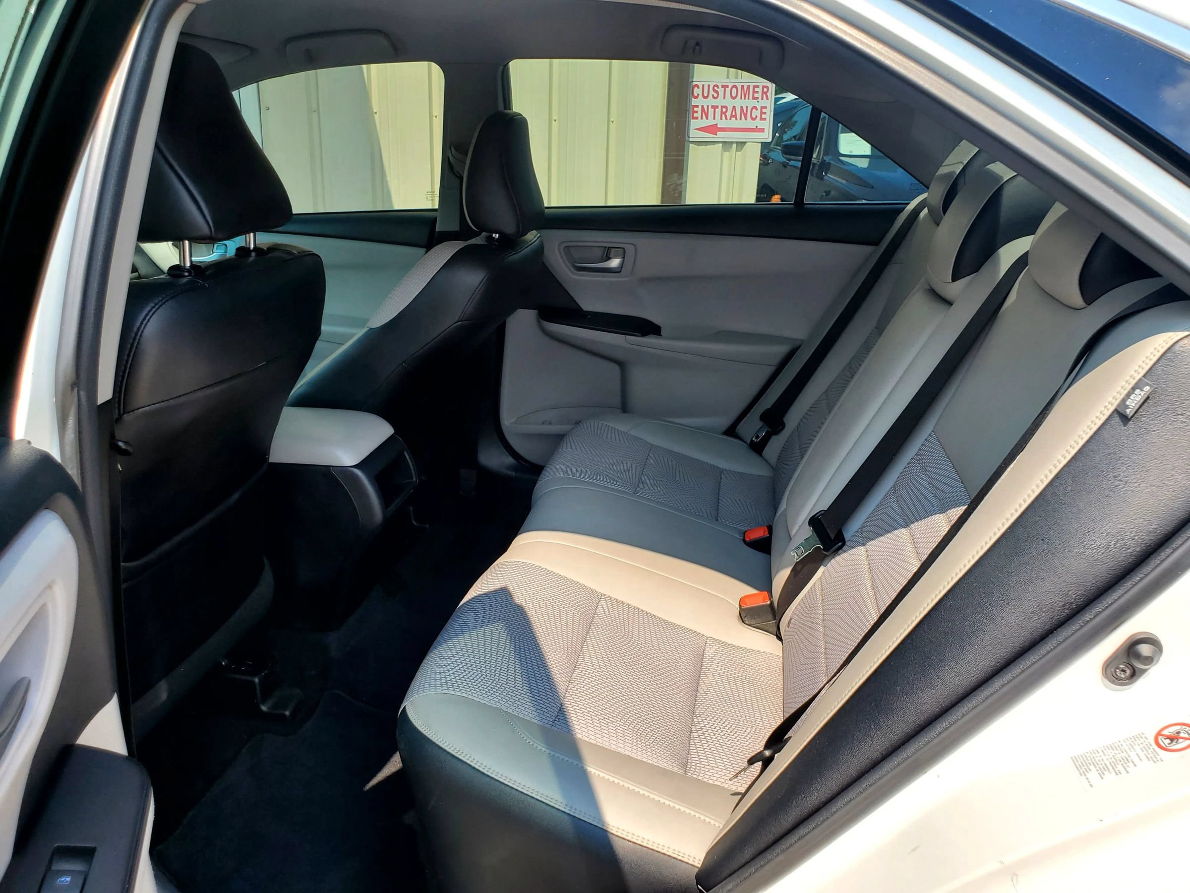 Used 2017 Toyota Camry SE FWD image 4