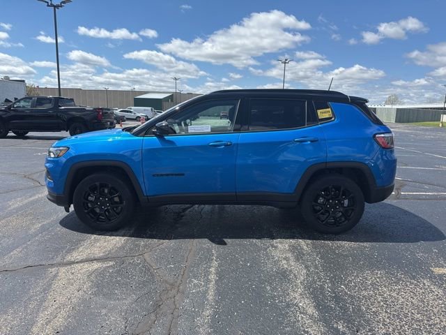 Used 2023 Jeep Compass Latitude w/ Sun and Sound Group AWD/4WD image 8