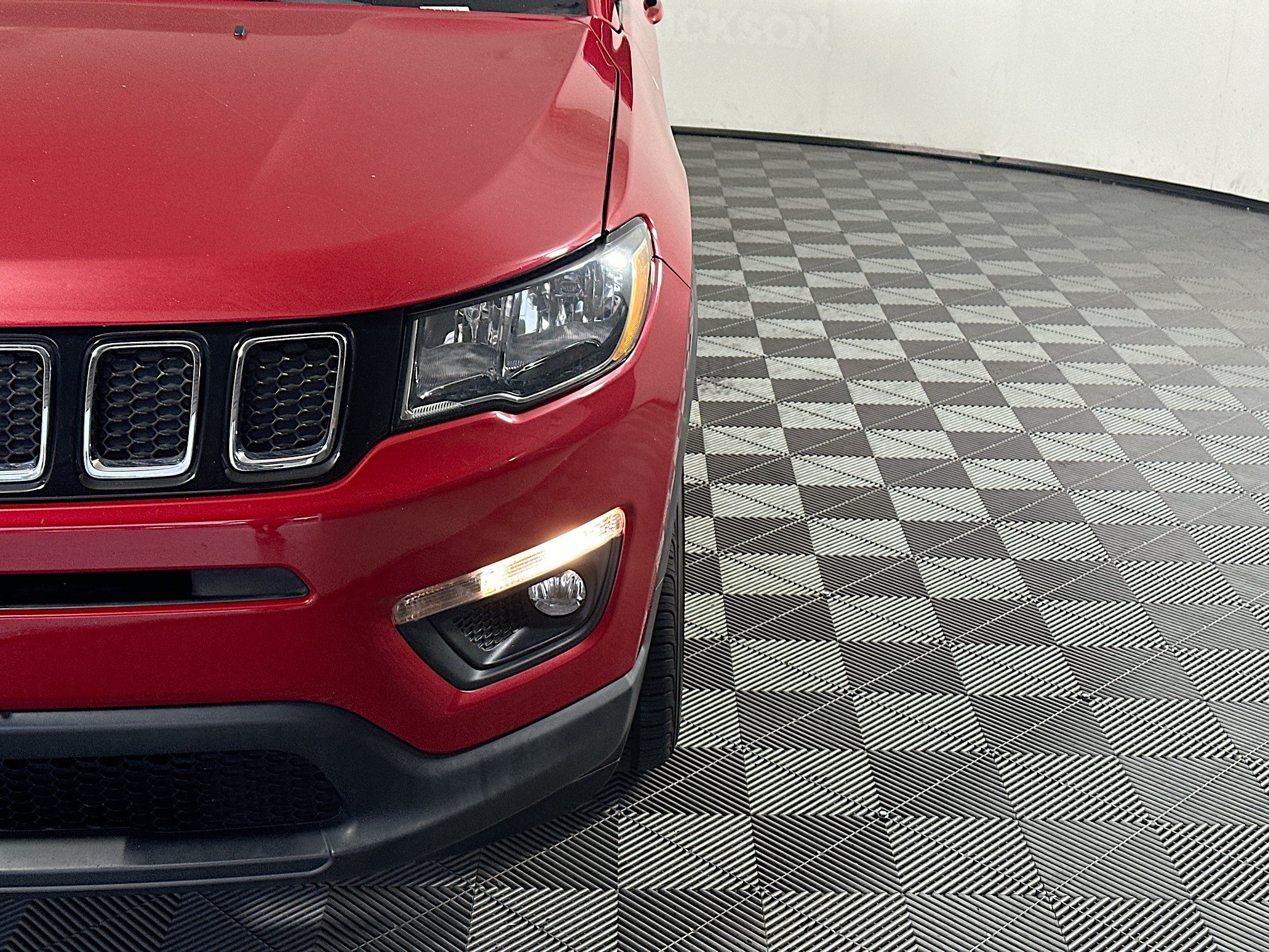 Used 2018 Jeep Compass Latitude FWD image 9