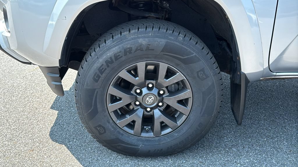 Used 2020 Toyota Tacoma SR5 AWD/4WD image 8