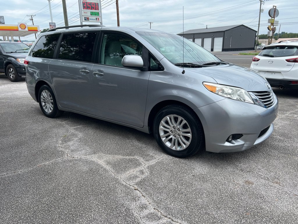 Used 2013 Toyota Sienna XLE FWD image 5