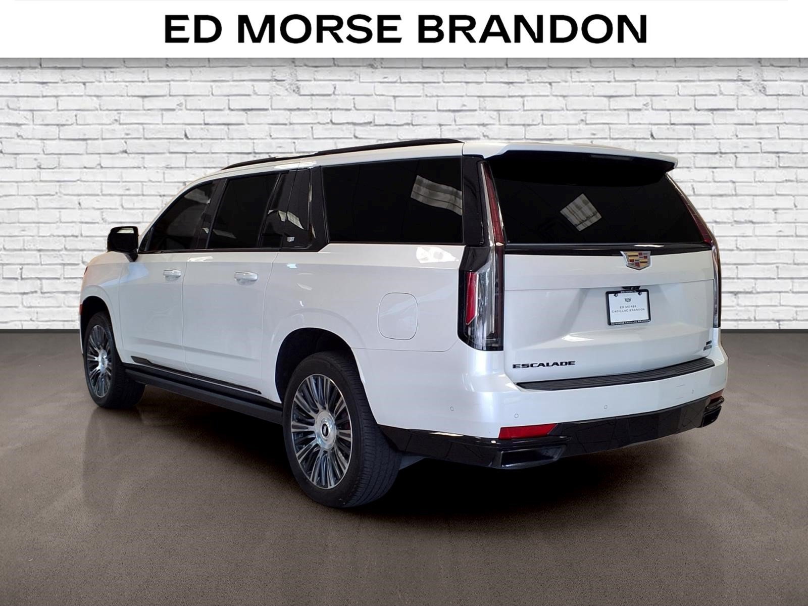 Used 2022 Cadillac Escalade ESV Sport w/ Touring Package AWD/4WD image 3