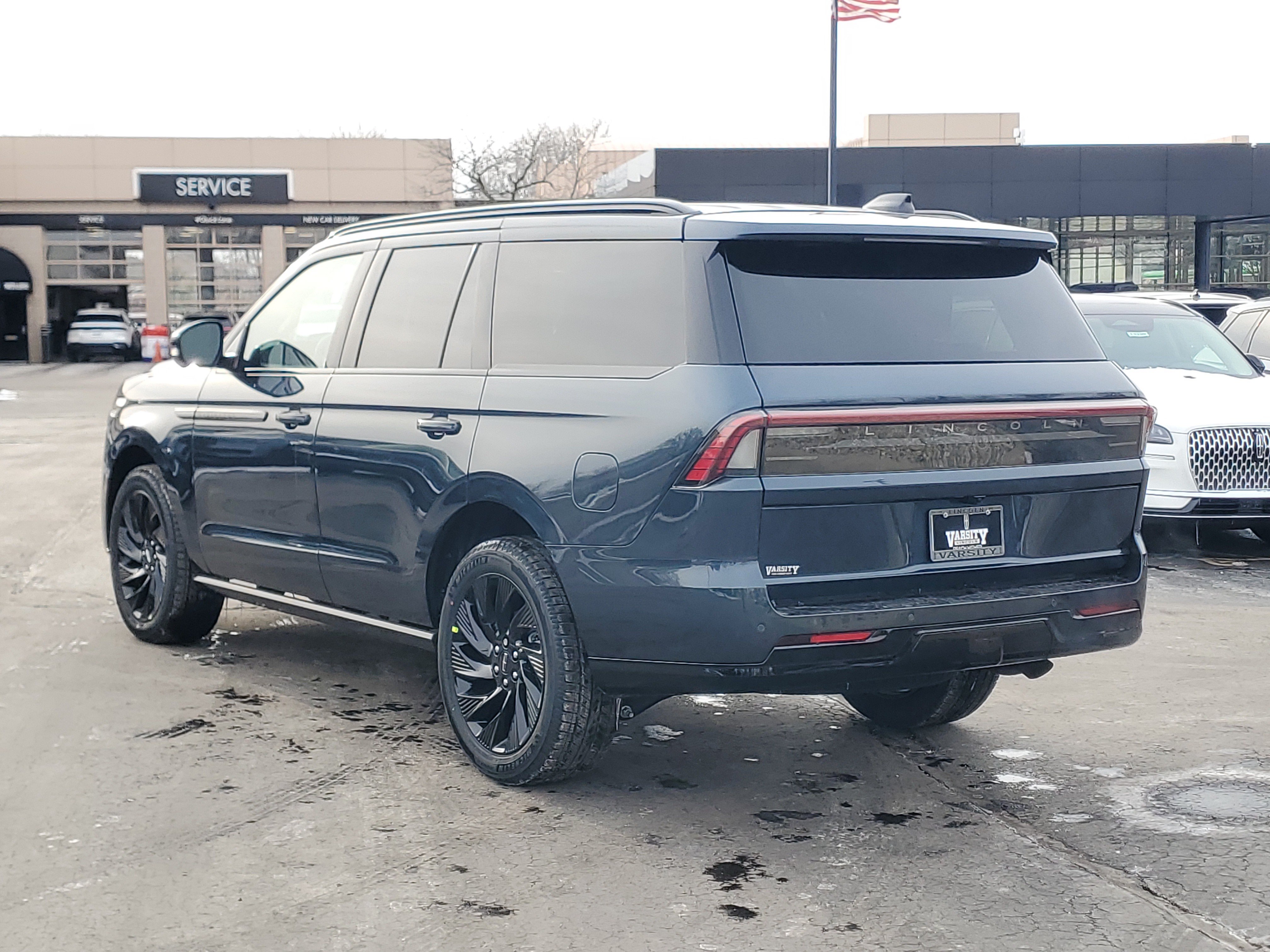 New 2026 Lincoln Navigator Reserve w/ Jet Appearance Package AWD/4WD image 3