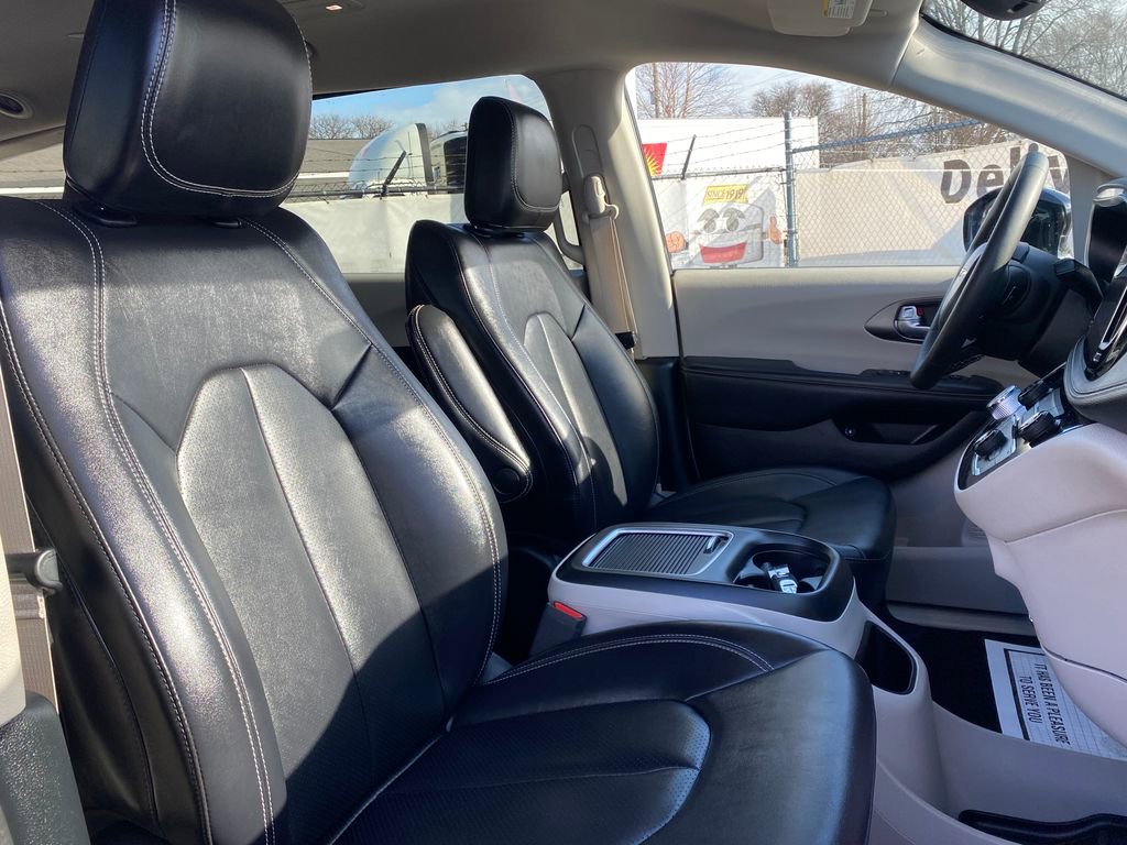 Used 2024 Chrysler Pacifica Select image 17