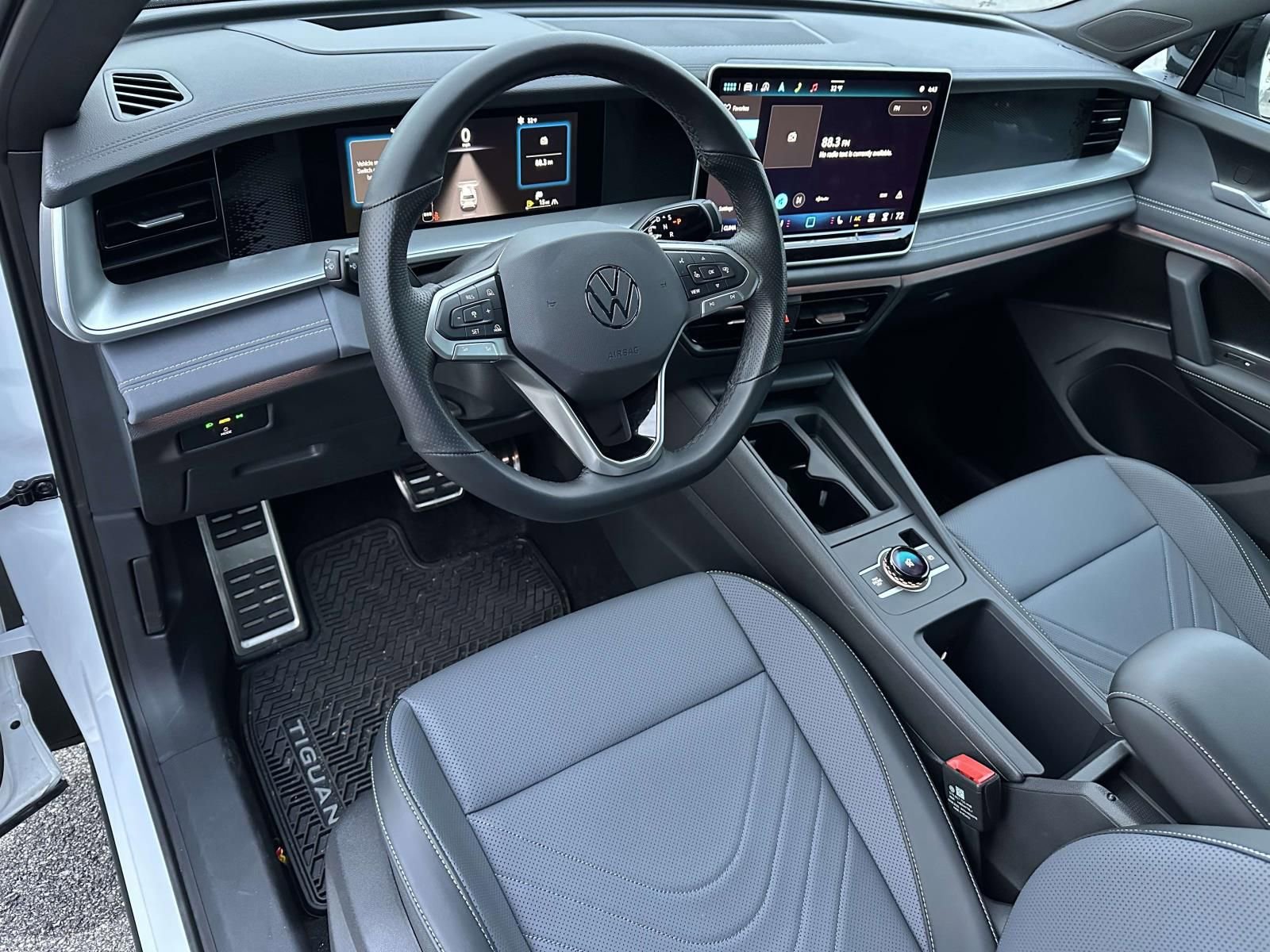 Used 2025 Volkswagen Tiguan SE R-Line image 9