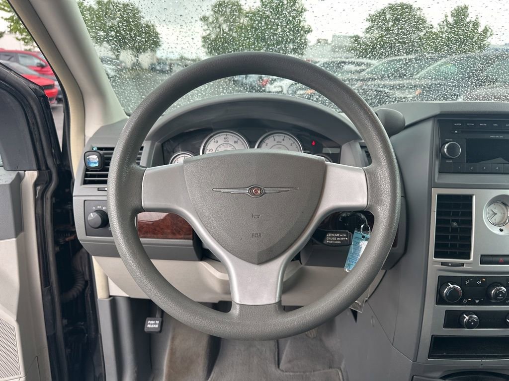 Used 2010 Chrysler Town & Country LX FWD image 21