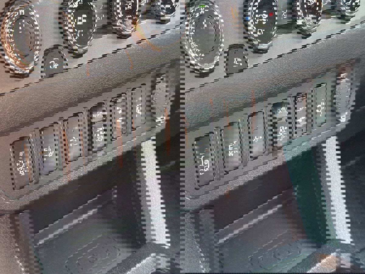 Used 2018 Toyota Tacoma TRD Off-Road w/ Technology Package image 32