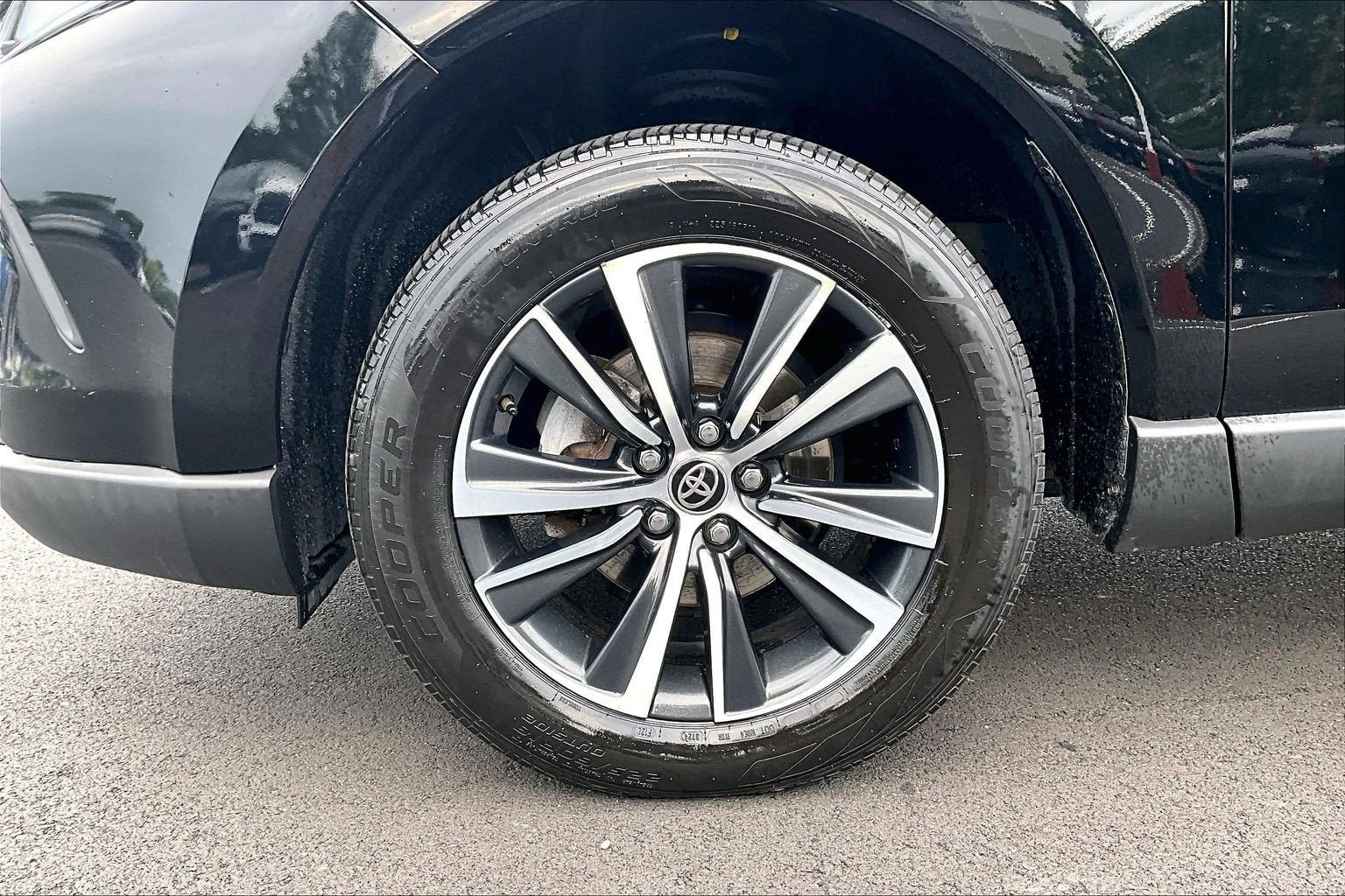 Used 2023 Toyota Venza LE AWD/4WD image 8