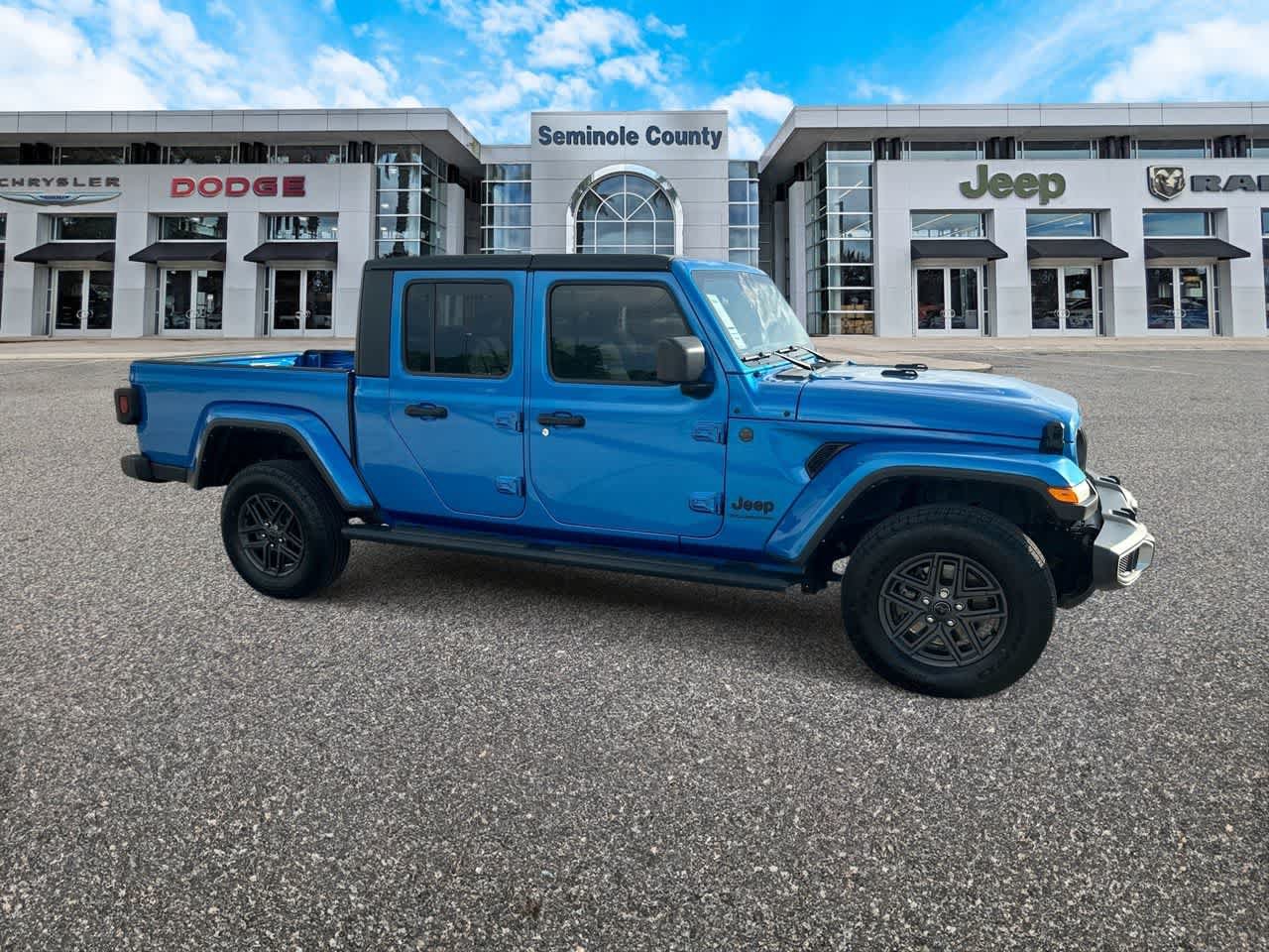Certified 2024 Jeep Gladiator Sport AWD/4WD image 9