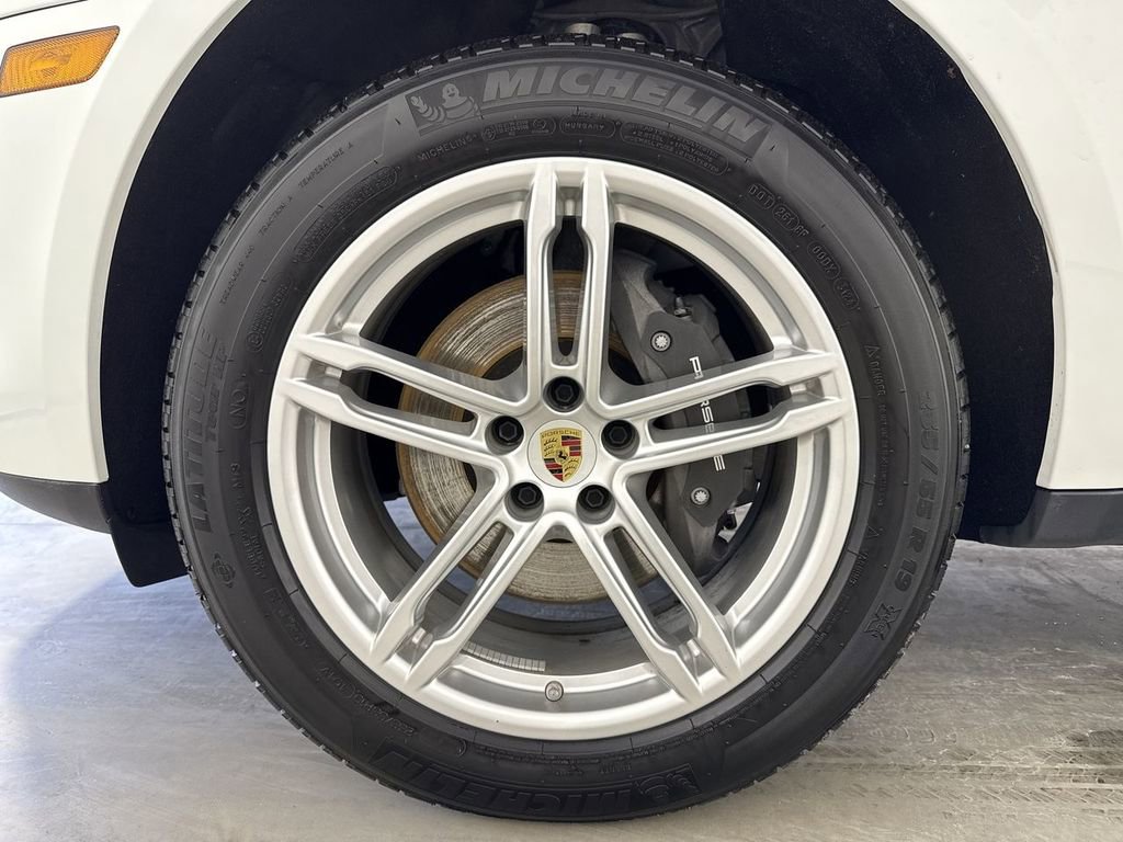 Certified 2025 Porsche Macan image 13