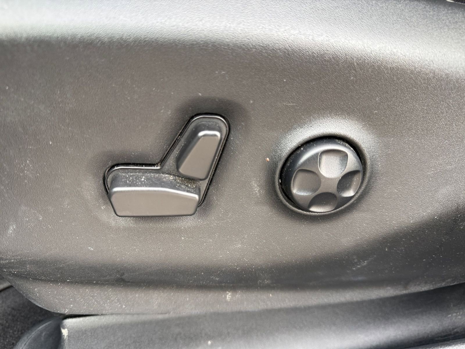 Used 2025 Chrysler Pacifica Limited image 23