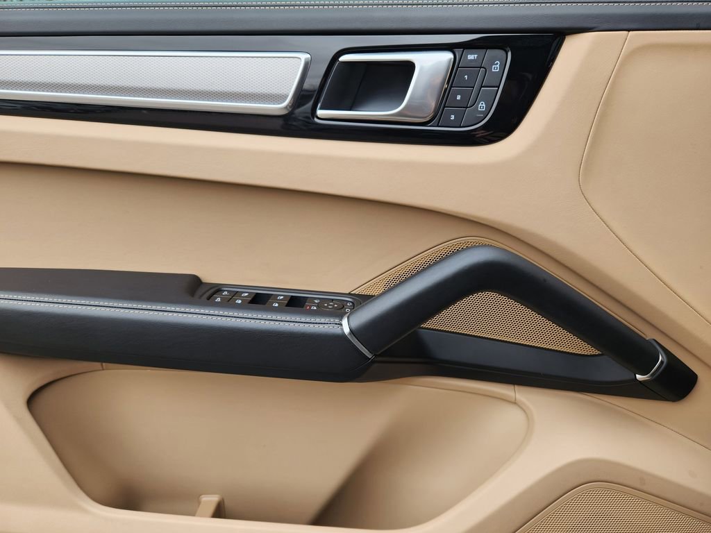 Used 2023 Porsche Cayenne Platinum Edition image 21