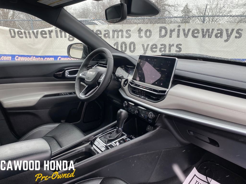 Used 2025 Jeep Compass Limited image 16