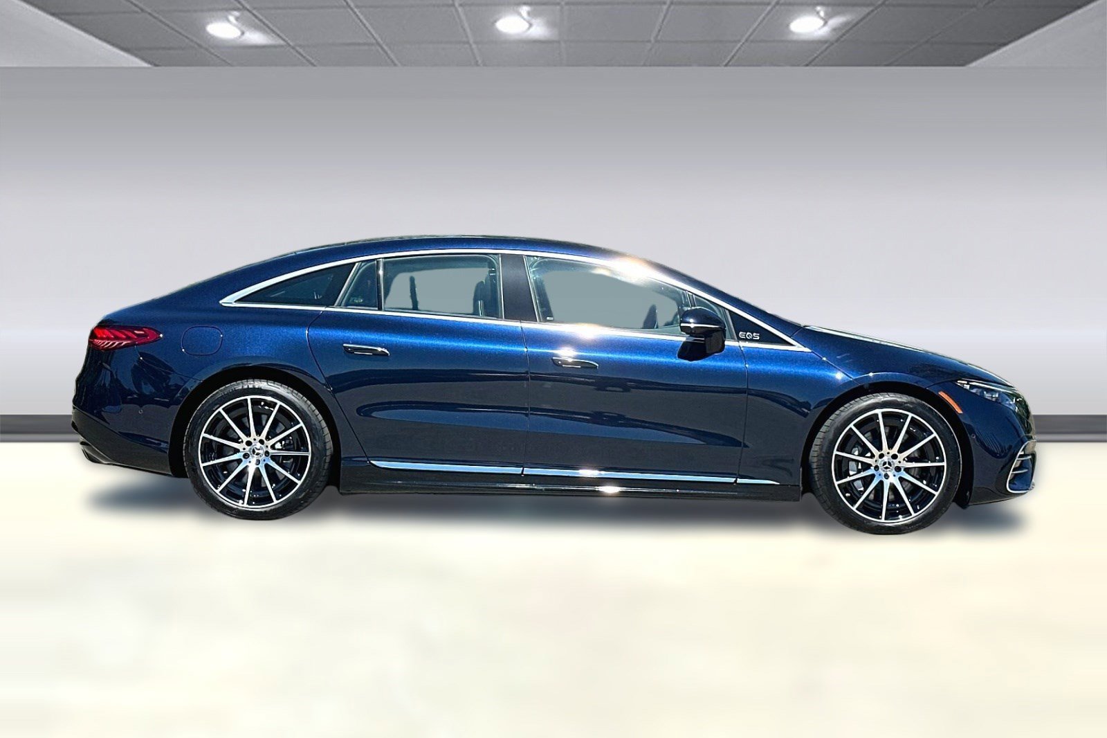 Used 2022 Mercedes-Benz EQS 580 4MATIC Sedan image 2