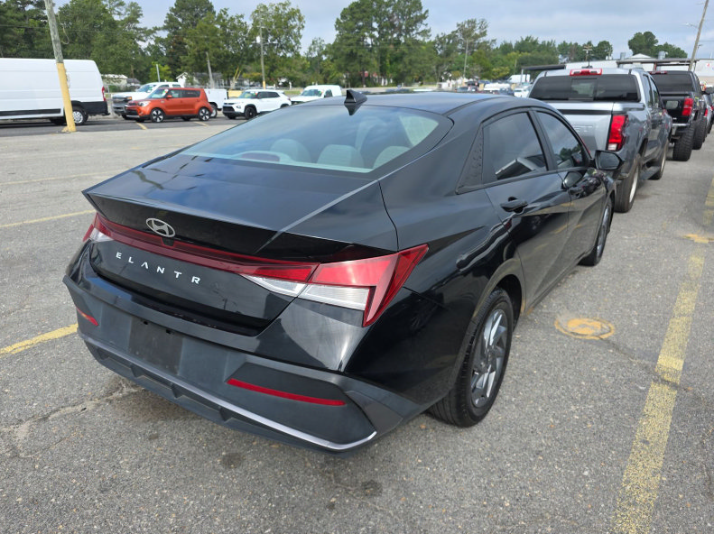 Used 2024 Hyundai Elantra SEL FWD image 3