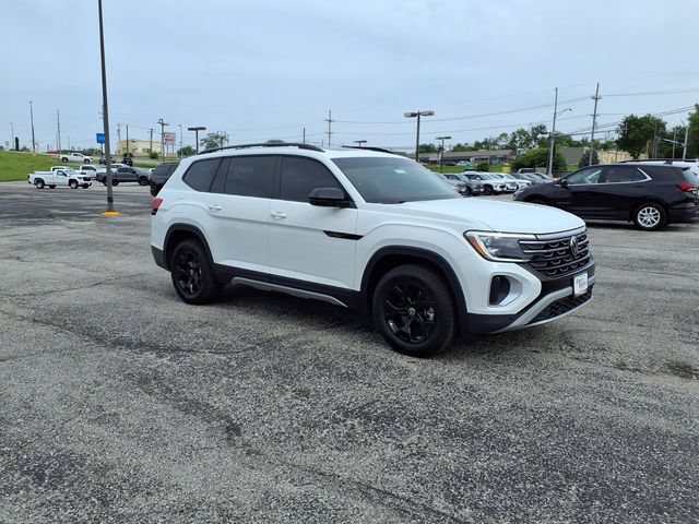 Used 2025 Volkswagen Atlas Peak Edition SE AWD/4WD image 9