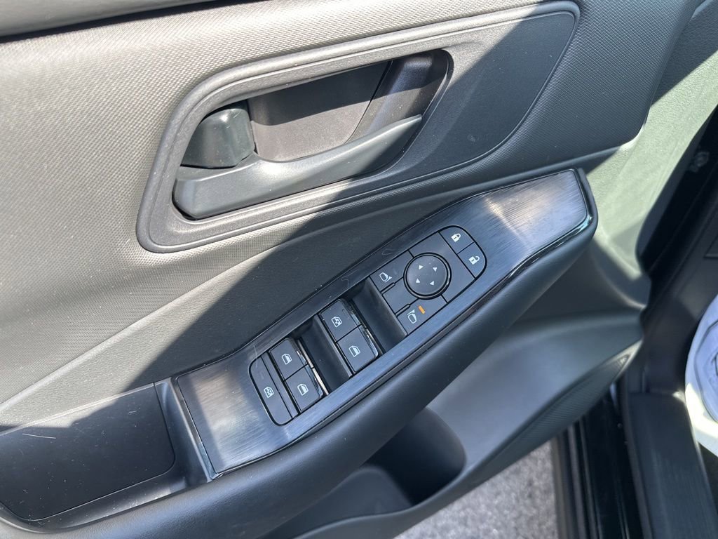 Used 2025 Nissan Rogue S image 14